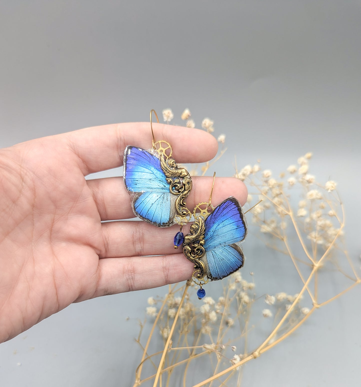 Boucles Sphynx Arhopala bleu iridescent portées – bijou unique fait main France Victorian Rehab