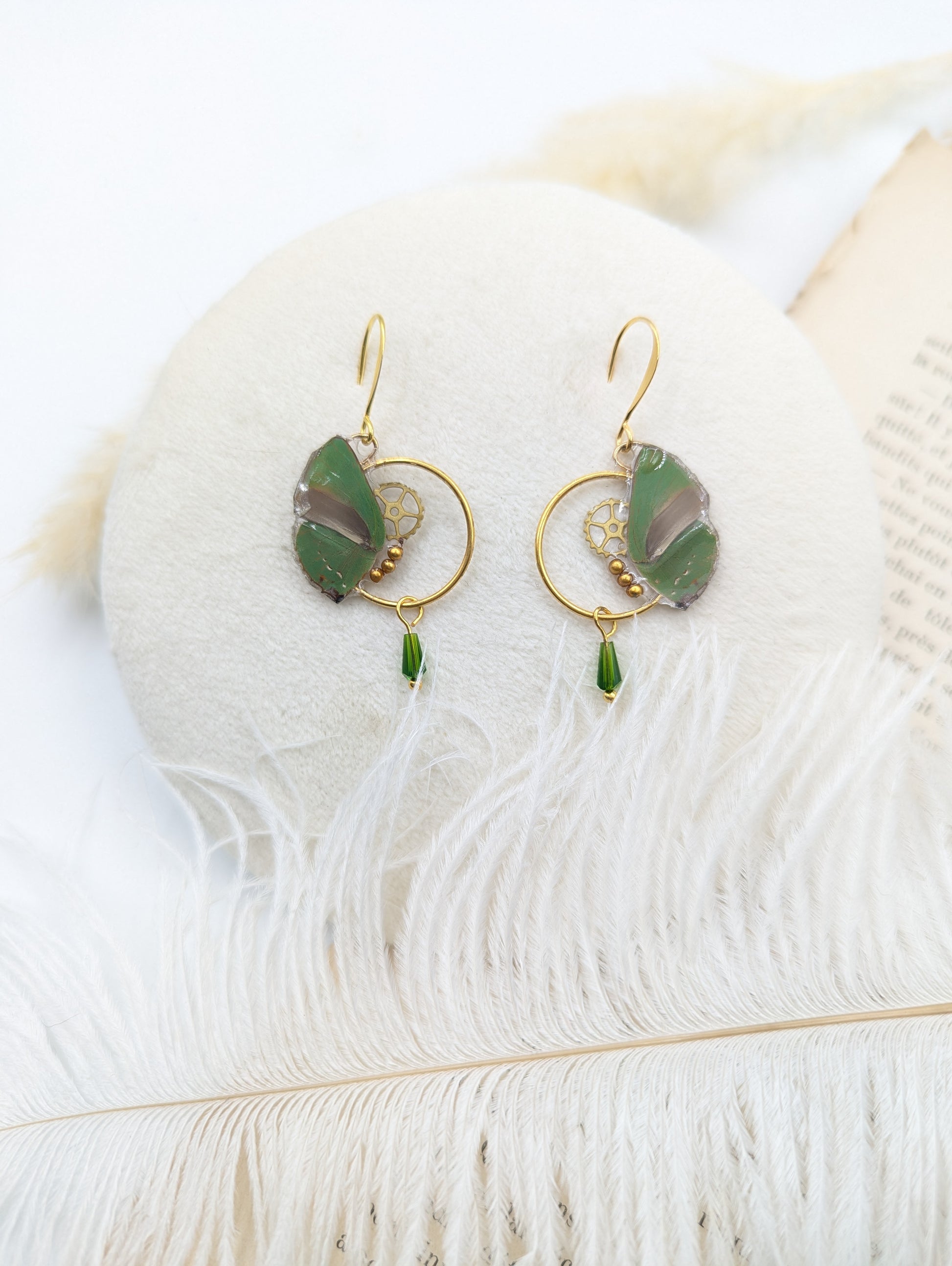 Boucles d'oreille Zéphyr vert tilleul – véritable aile papillon Cyanophris Herodotus laiton doré | Victorian Rehab