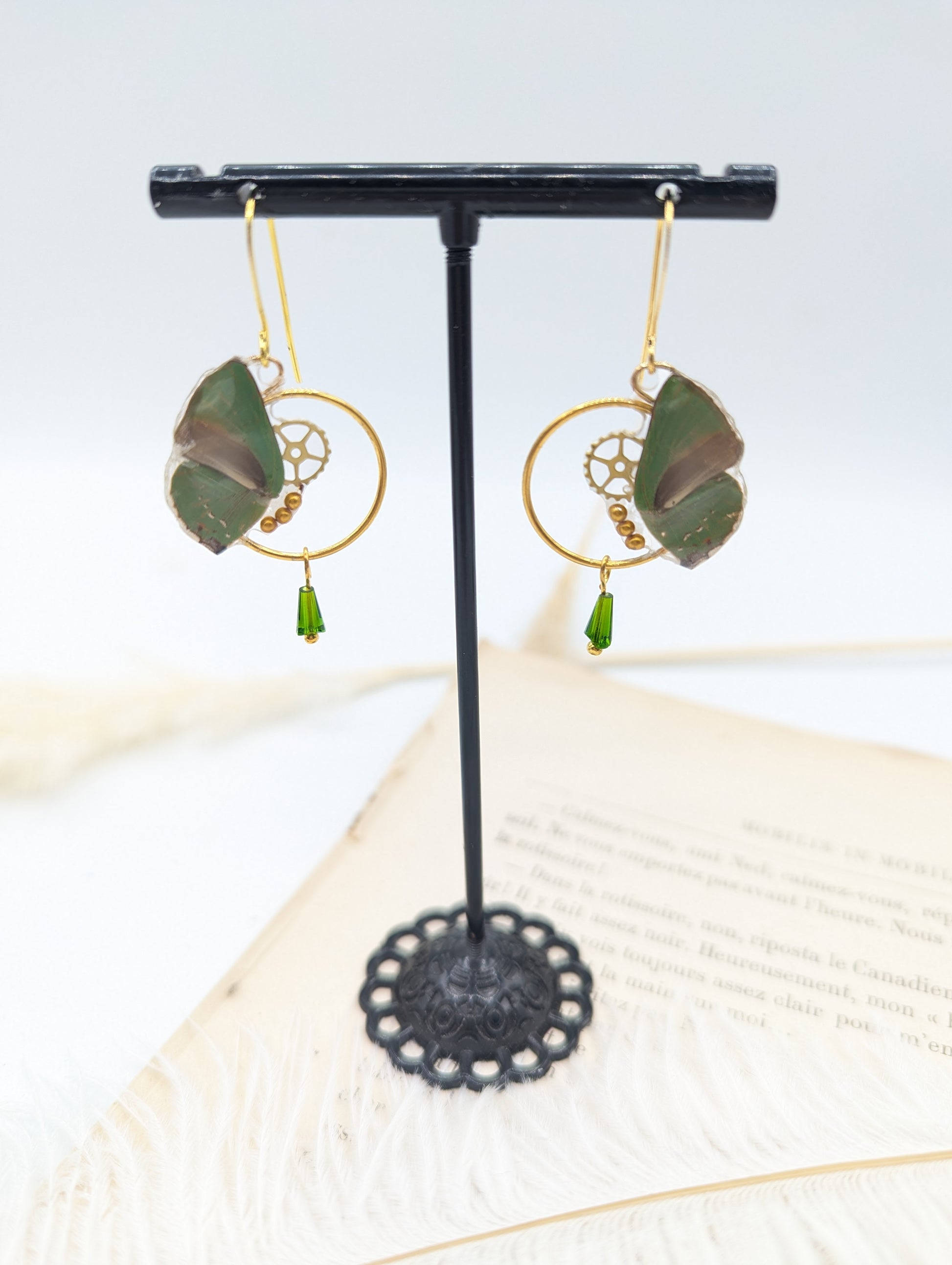 Boucles d'oreille Zéphyr vert tilleul vue de face – bijou fait main Hérault Victorian Rehab