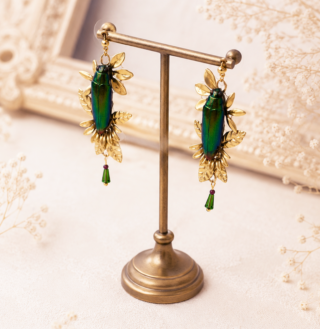 Boucles d'oreille Cassiopée – véritable scarabée vert & perle de verre dorée | Victorian Rehab