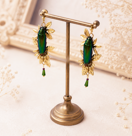Boucles d'oreille Cassiopée – véritable scarabée vert & perle de verre dorée | Victorian Rehab