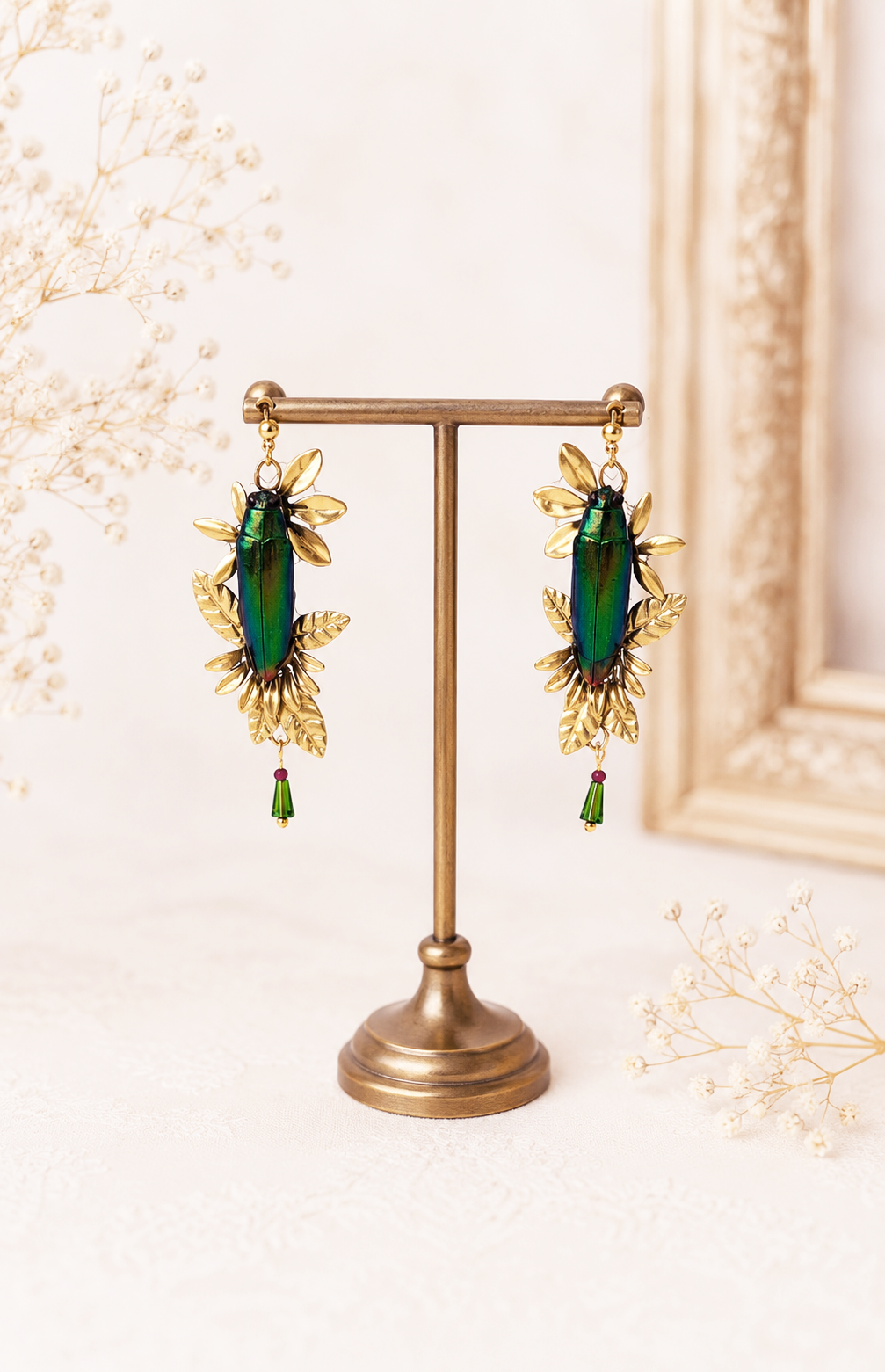 Détail boucles Cassiopée – scarabée iridescent, estampe & perle de verre | Victorian Rehab