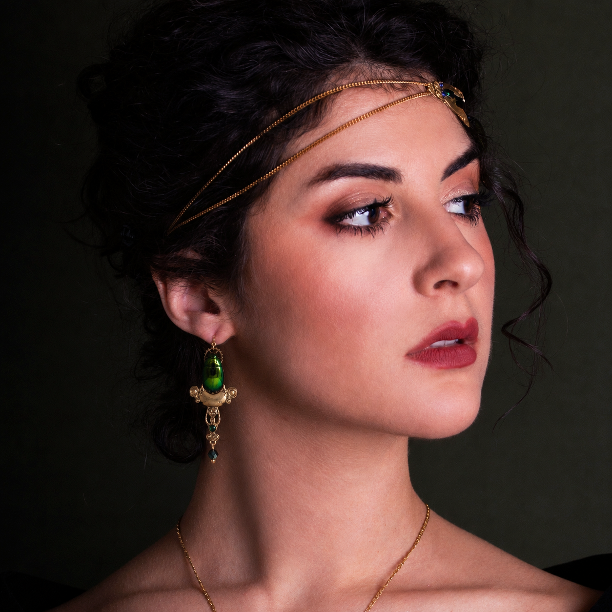 Boucles d'oreille Horus – véritable scarabée bleu & perle de verre dorée | Victorian Rehab