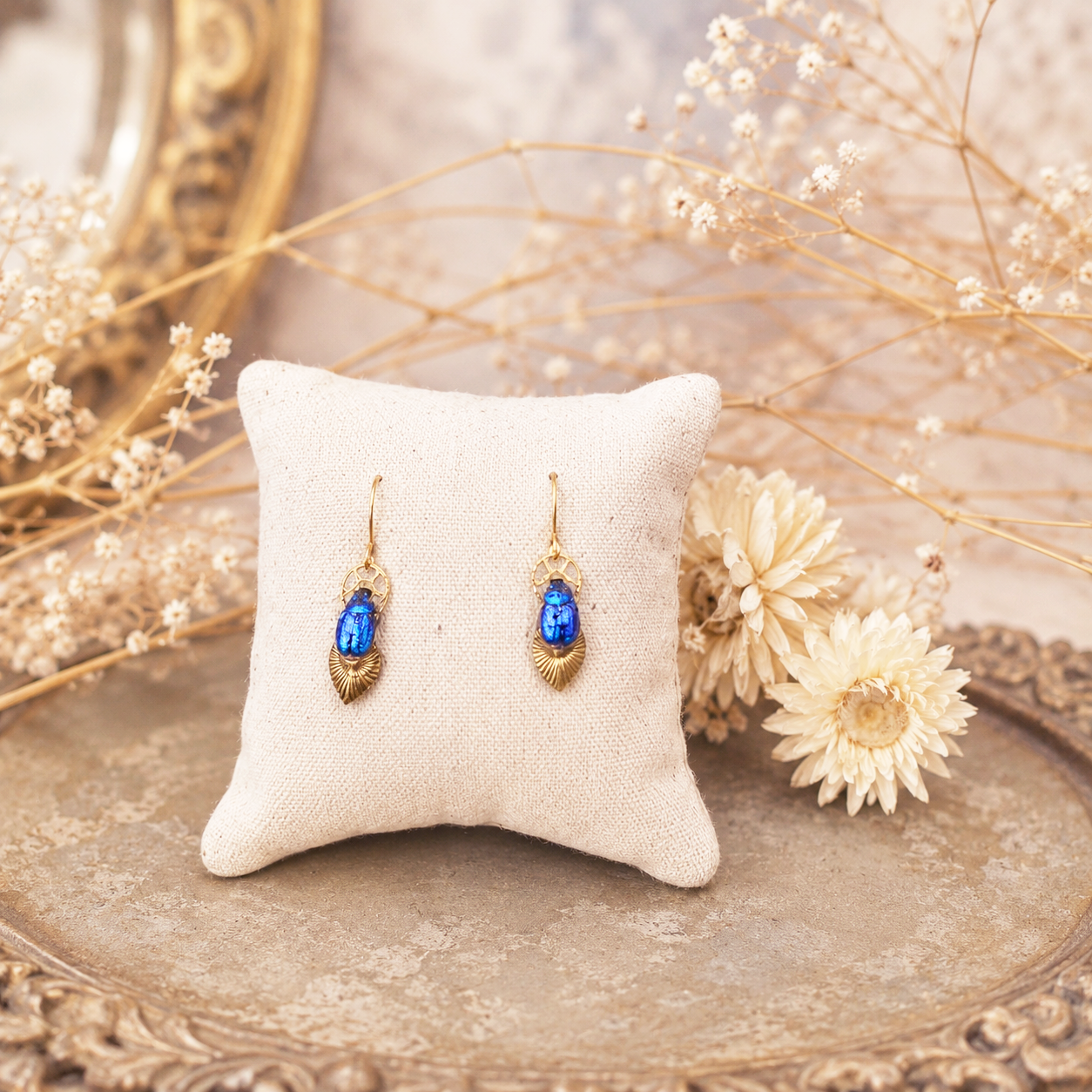 Boucles d'oreille Maat – véritable scarabée bleu iridescent sur estampe dorée | Victorian Rehab