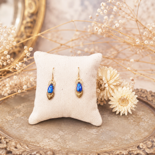 Boucles d'oreille Maat – véritable scarabée bleu iridescent sur estampe dorée | Victorian Rehab
