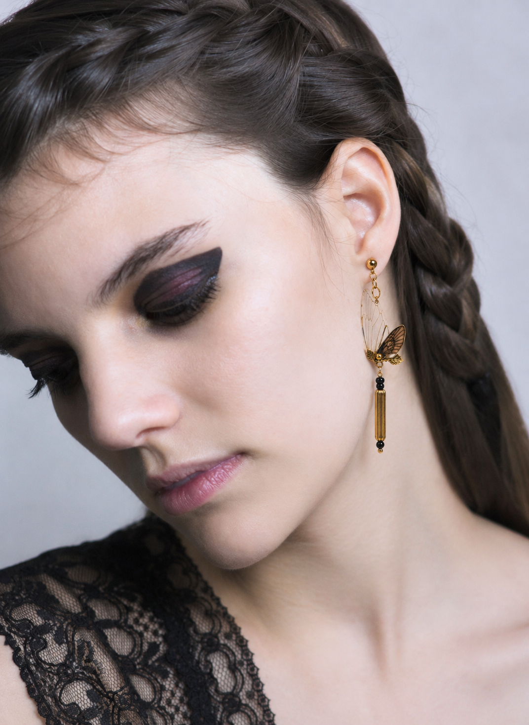 Détail boucles Constellation – ailes de cigale et laiton doré noir