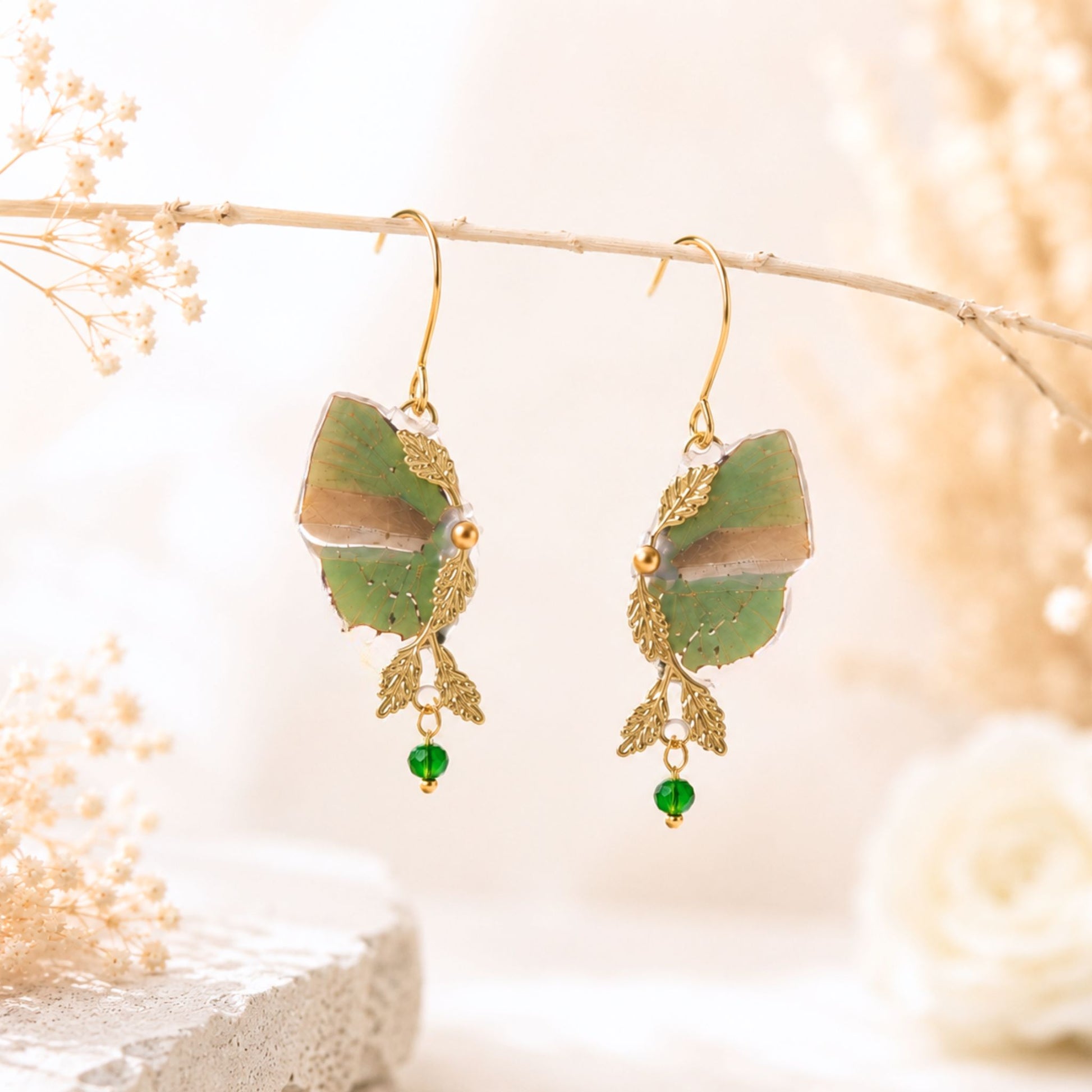 Boucles d'oreille Naturalia vert tilleul – vue de face bijou fait main Victorian Rehab