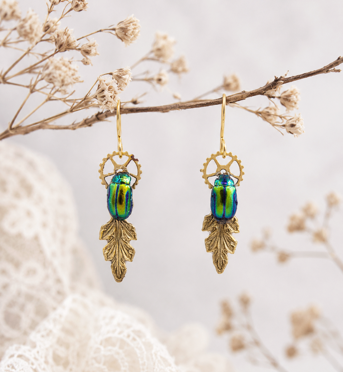 Boucles d'oreille Leaf – scarabée vert iridescent sur estampe dorée | Victorian Rehab