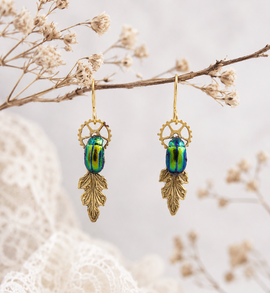 Boucles d'oreille Leaf – scarabée vert iridescent sur estampe dorée | Victorian Rehab
