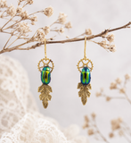 Boucles d'oreille Leaf – scarabée vert iridescent sur estampe dorée | Victorian Rehab