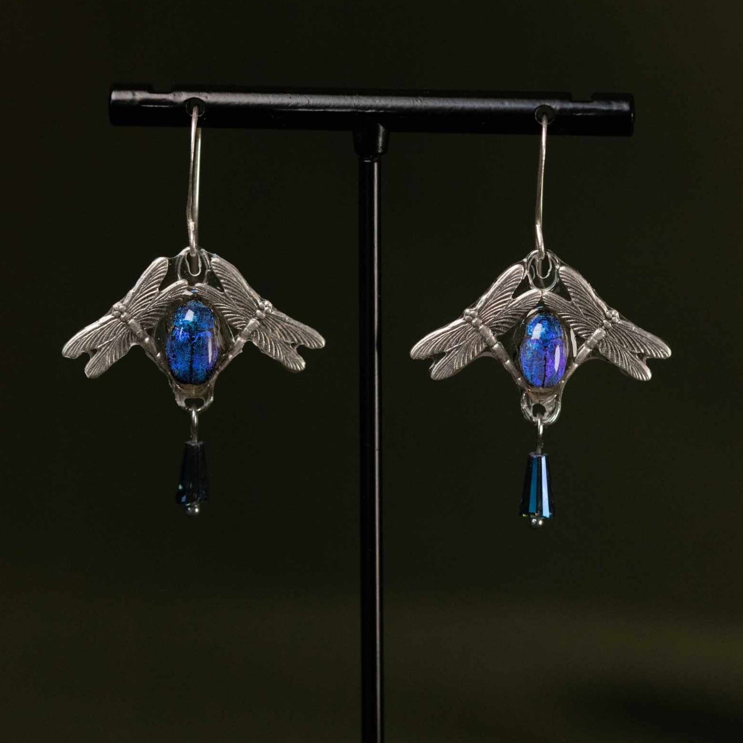 Boucles d'oreille Odin – scarabée bleu & motif libellule laiton argenté | Victorian Rehab