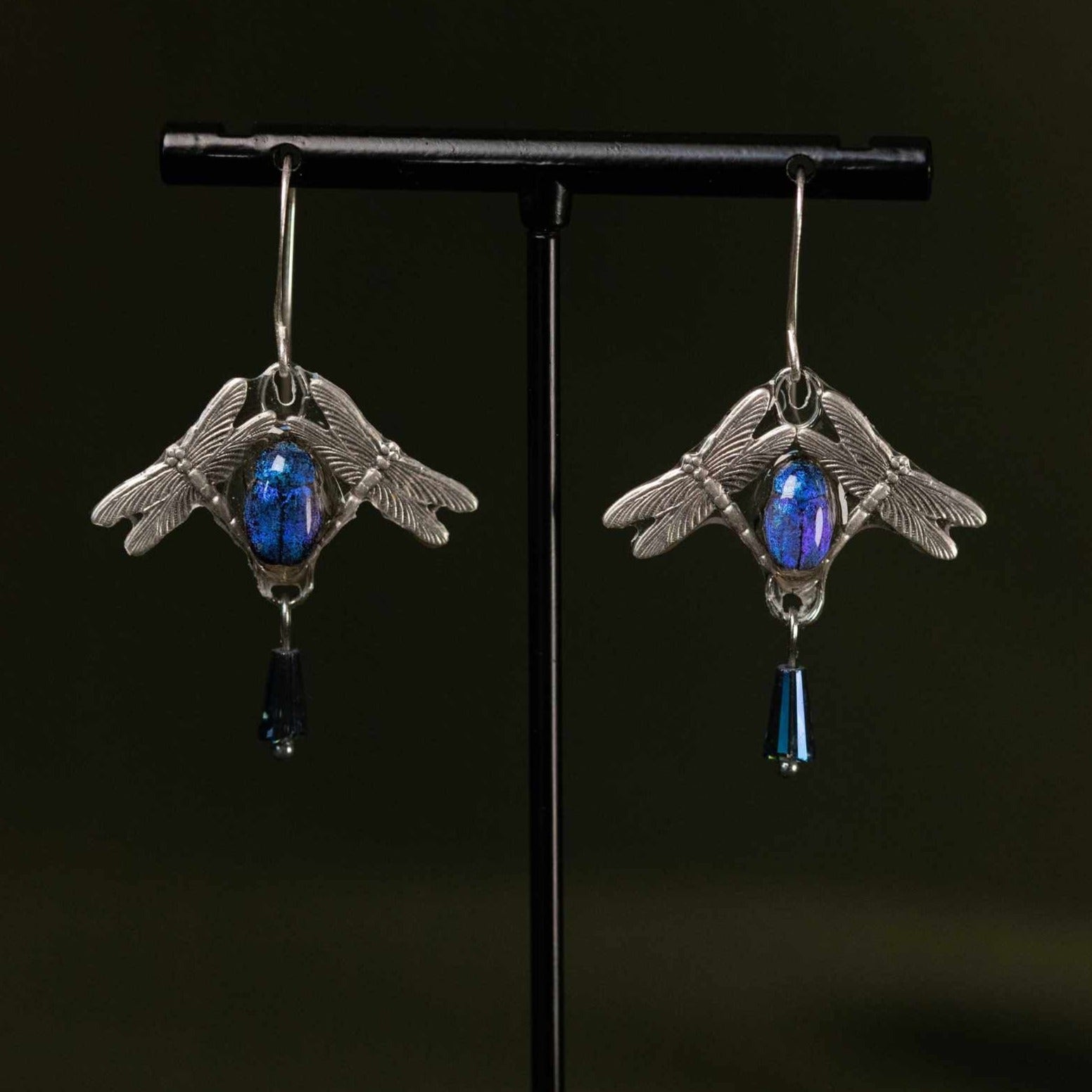 Boucles d'oreille Odin – scarabée bleu & motif libellule laiton argenté | Victorian Rehab