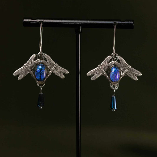 Boucles d'oreille Odin – scarabée bleu & motif libellule laiton argenté | Victorian Rehab