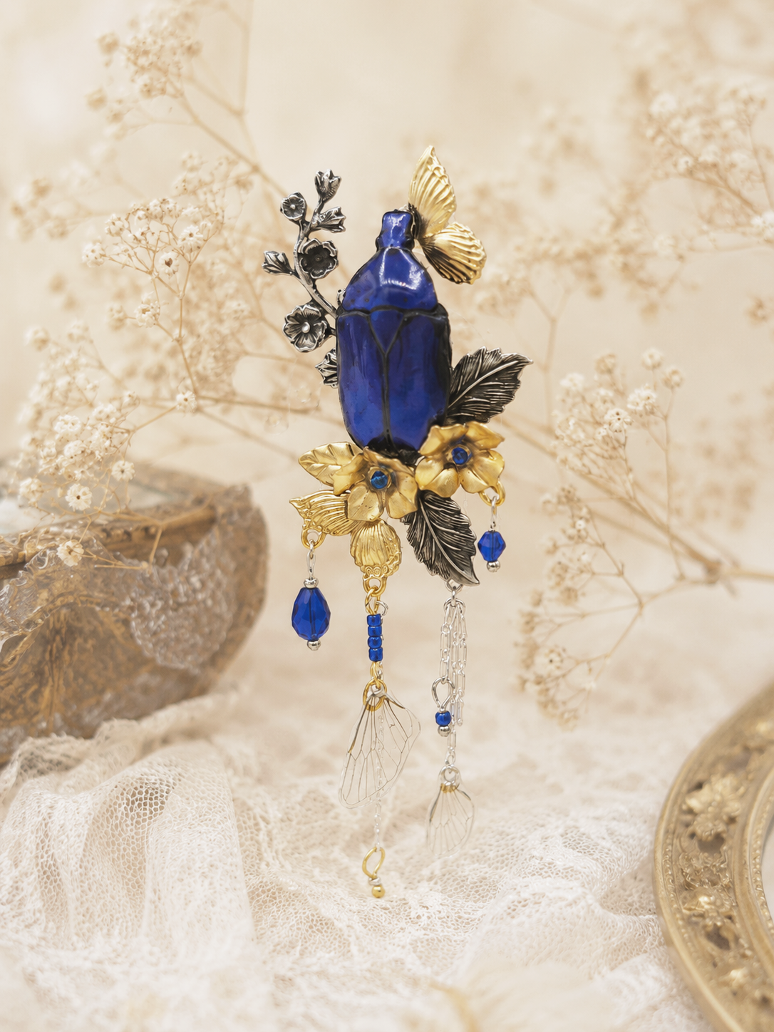 Détail broche Galathée Saphir – scarabée bleu iridescent & perles de verre | Victorian Rehab