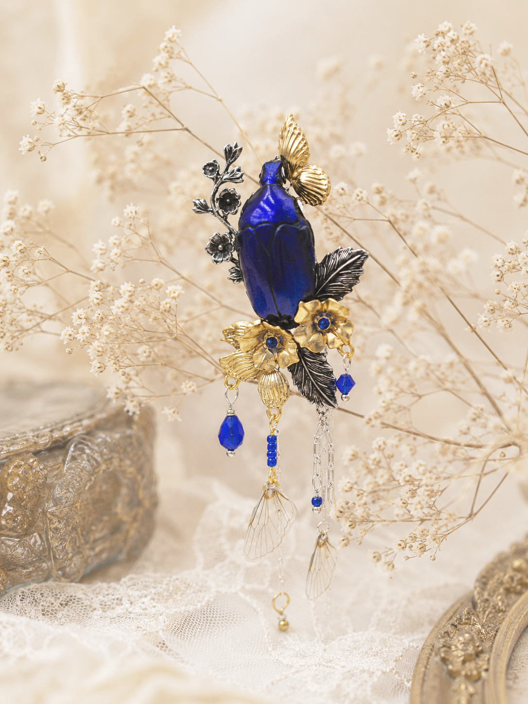 Vue ensemble broche Galathée Saphir – pièce unique naturaliste fait main | Victorian Rehab
