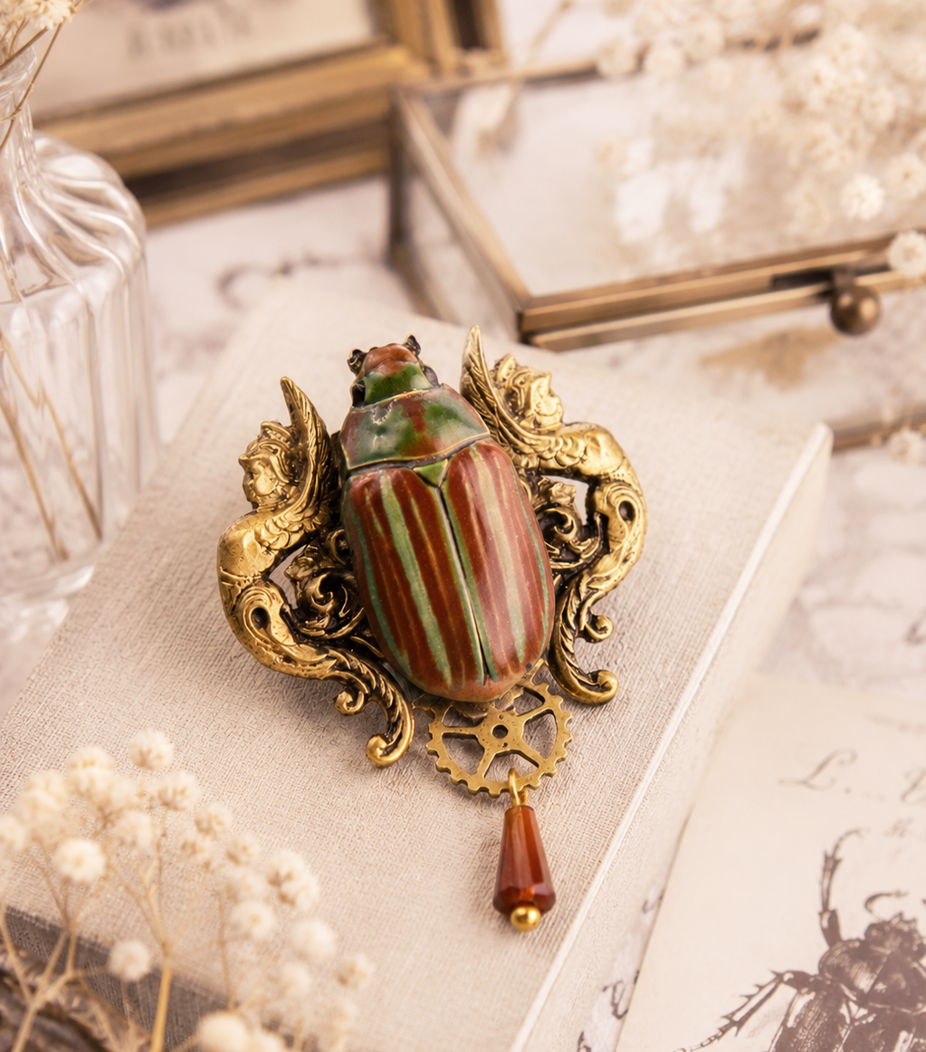 Broche Harpy – scarabée vert, engrenage d’horlogerie & estampes laiton | Victorian Rehab