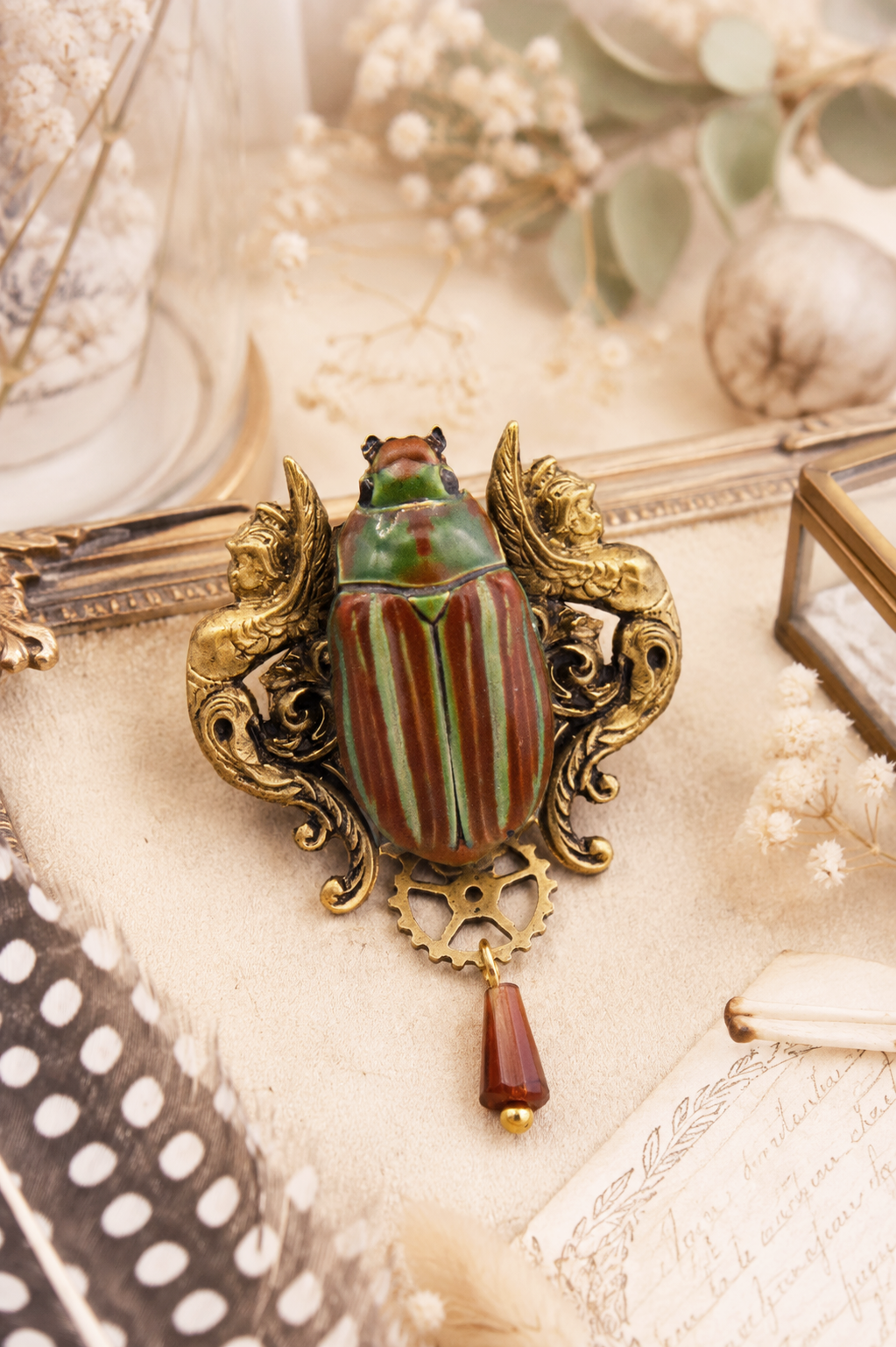 Détail broche Harpy – engrenage & perles de verre, esprit steampunk | Victorian Rehab