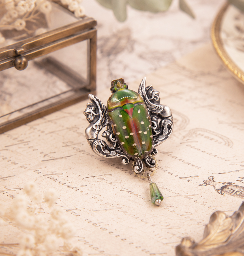 Broche Harpy Argenté – scarabée vert, engrenage d’horlogerie & estampes argentées | Victorian Rehab