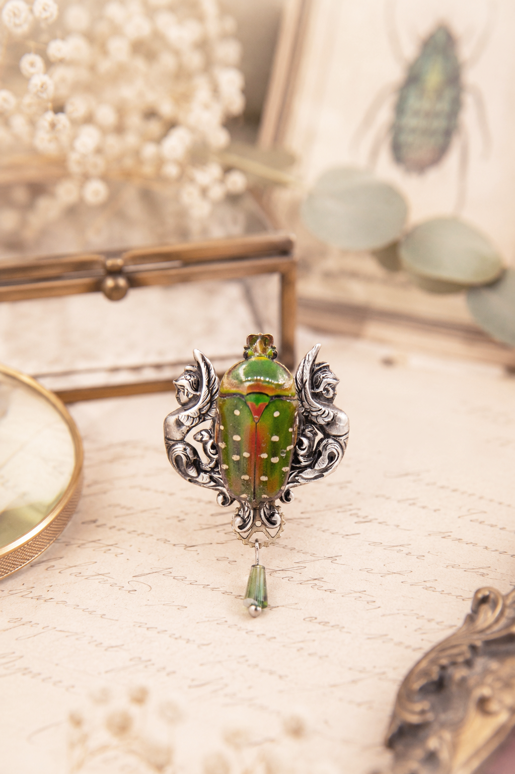 Détail broche Harpy Argenté – engrenage & perles de verre, esprit steampunk | Victorian Rehab