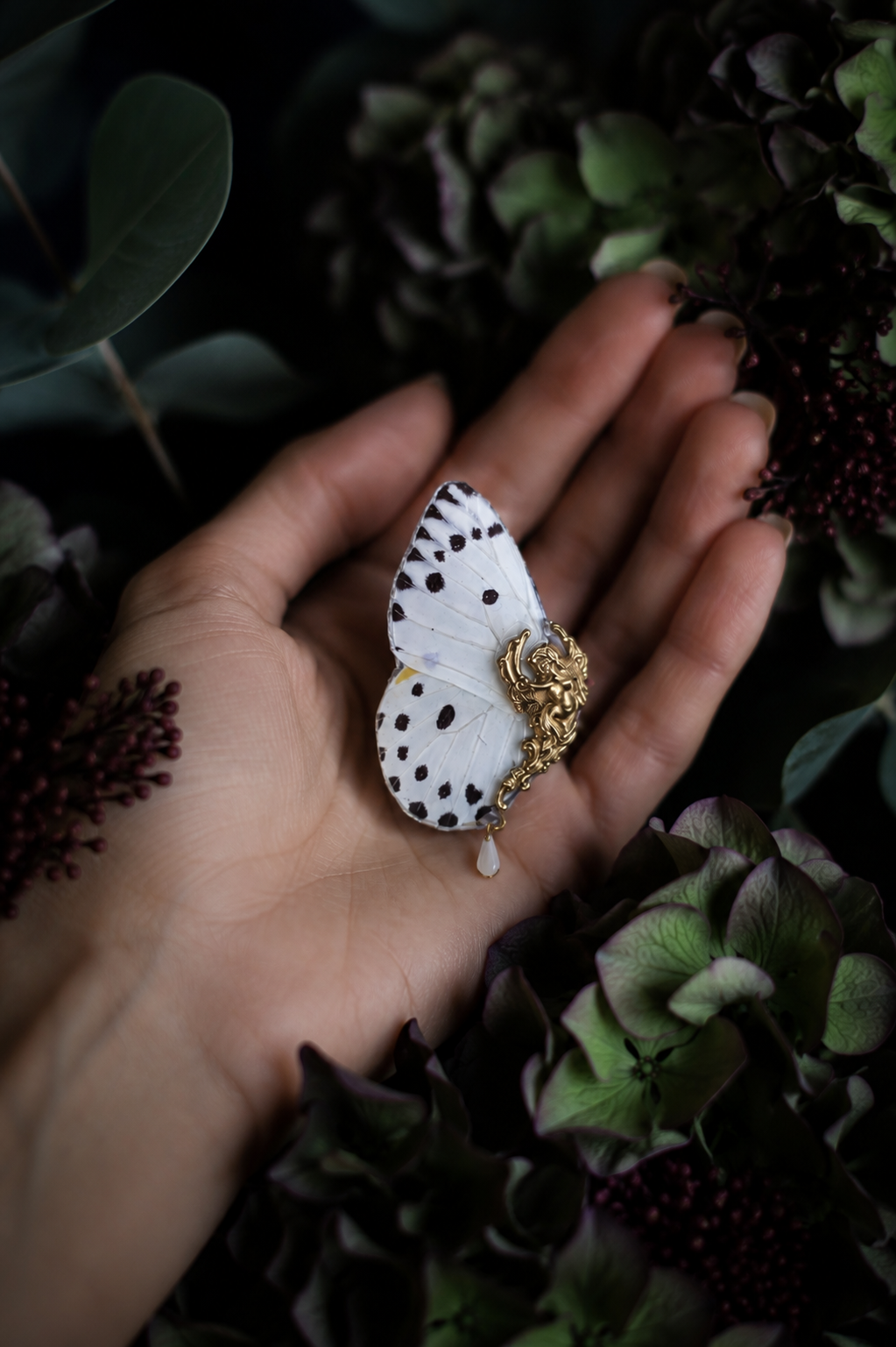 Broche Faerie papillon Calypso portée – bijou fait main Victorian Rehab