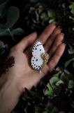 Broche Faerie papillon Calypso portée – bijou fait main Victorian Rehab