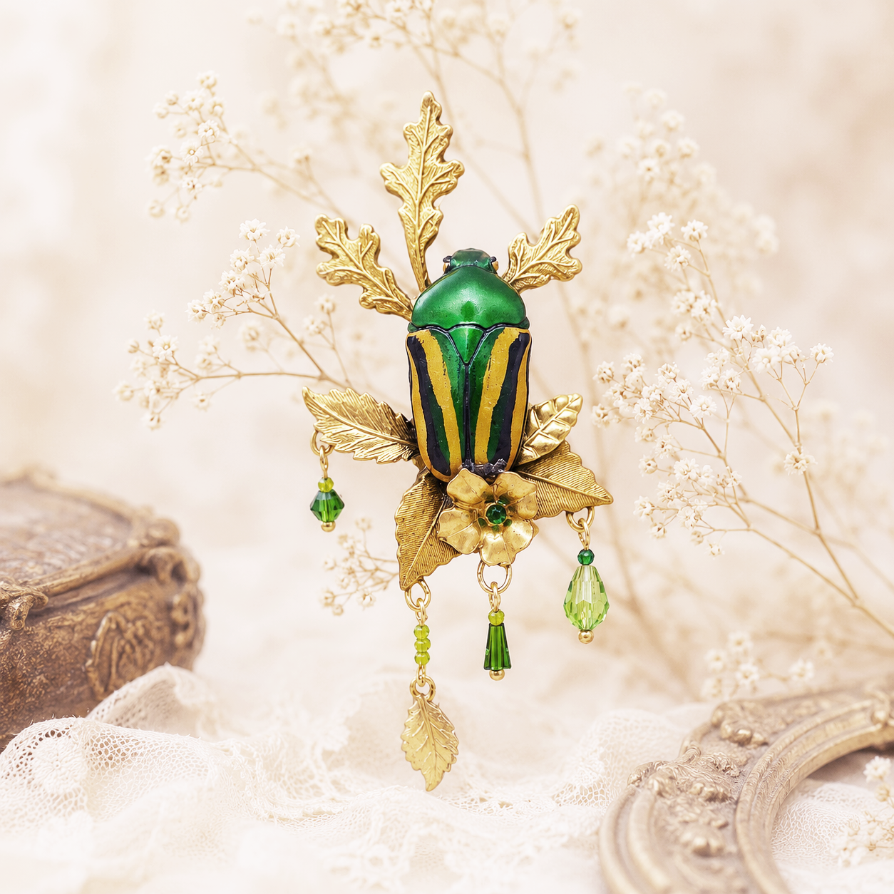 Broche Galathée Rayé – scarabée vert rayé & fleurs en métal | Victorian Rehab