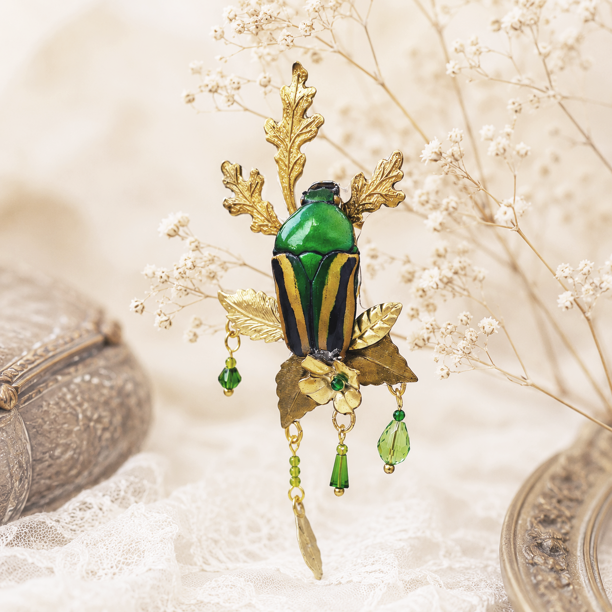 Détail broche Galathée Rayé – élytres striées & perles de verre | Victorian Rehab
