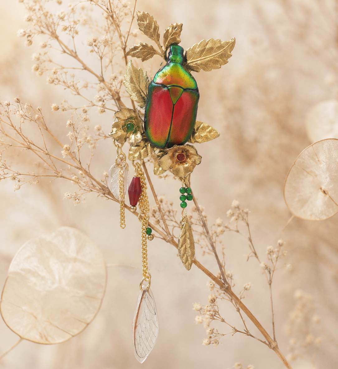 Broche Galathée Rubis – scarabée vert, ailes de cigale & fleurs en métal | Victorian Rehab