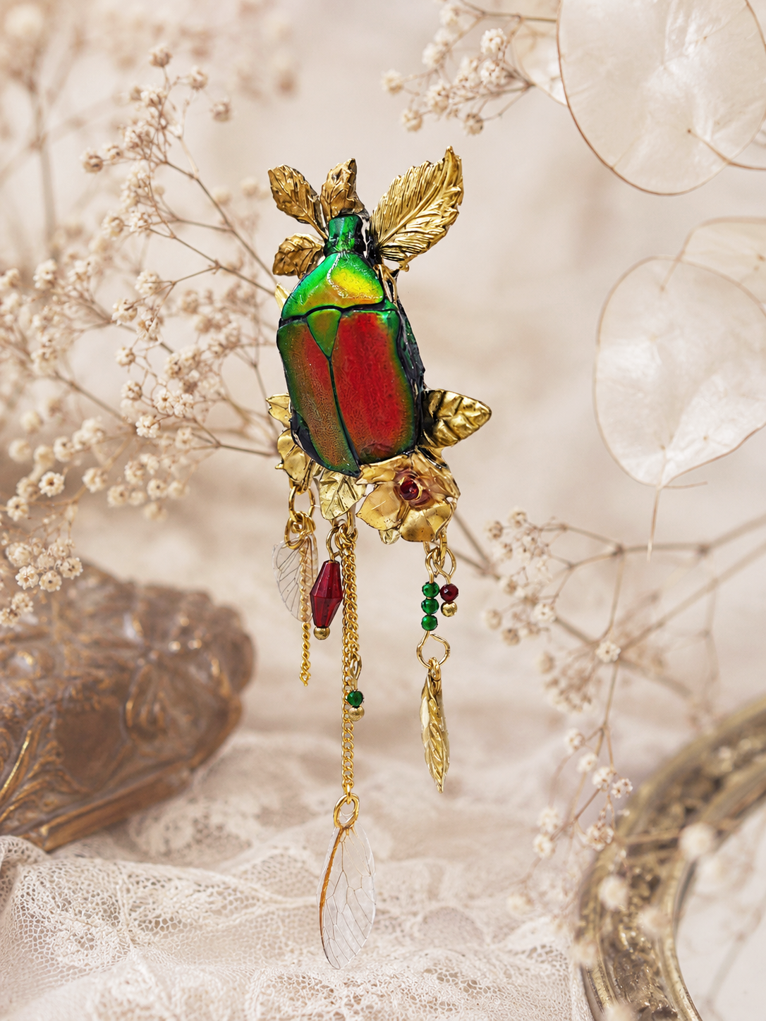Détail broche Galathée Rubis – touches de rouge & perles de verre | Victorian Rehab