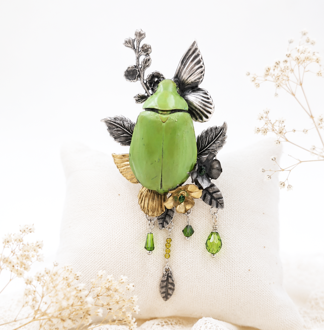 Broche Galathée Chrysina – scarabée vert, fleurs & papillons en métal | Victorian Rehab