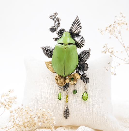 Broche Galathée Chrysina – scarabée vert, fleurs & papillons en métal | Victorian Rehab