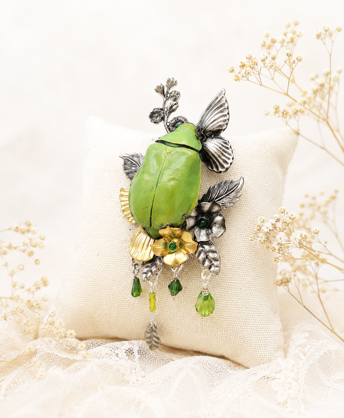 Détail broche Galathée Chrysina – perles de verre & feuilles métal | Victorian Rehab