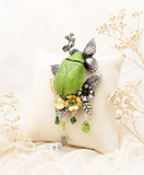 Détail broche Galathée Chrysina – perles de verre & feuilles métal | Victorian Rehab