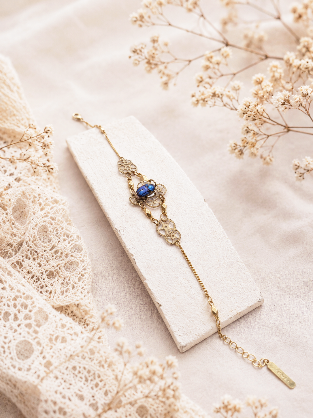 Bracelet Azur porté – bijou scarabée égyptien fait main | Victorian Rehab
