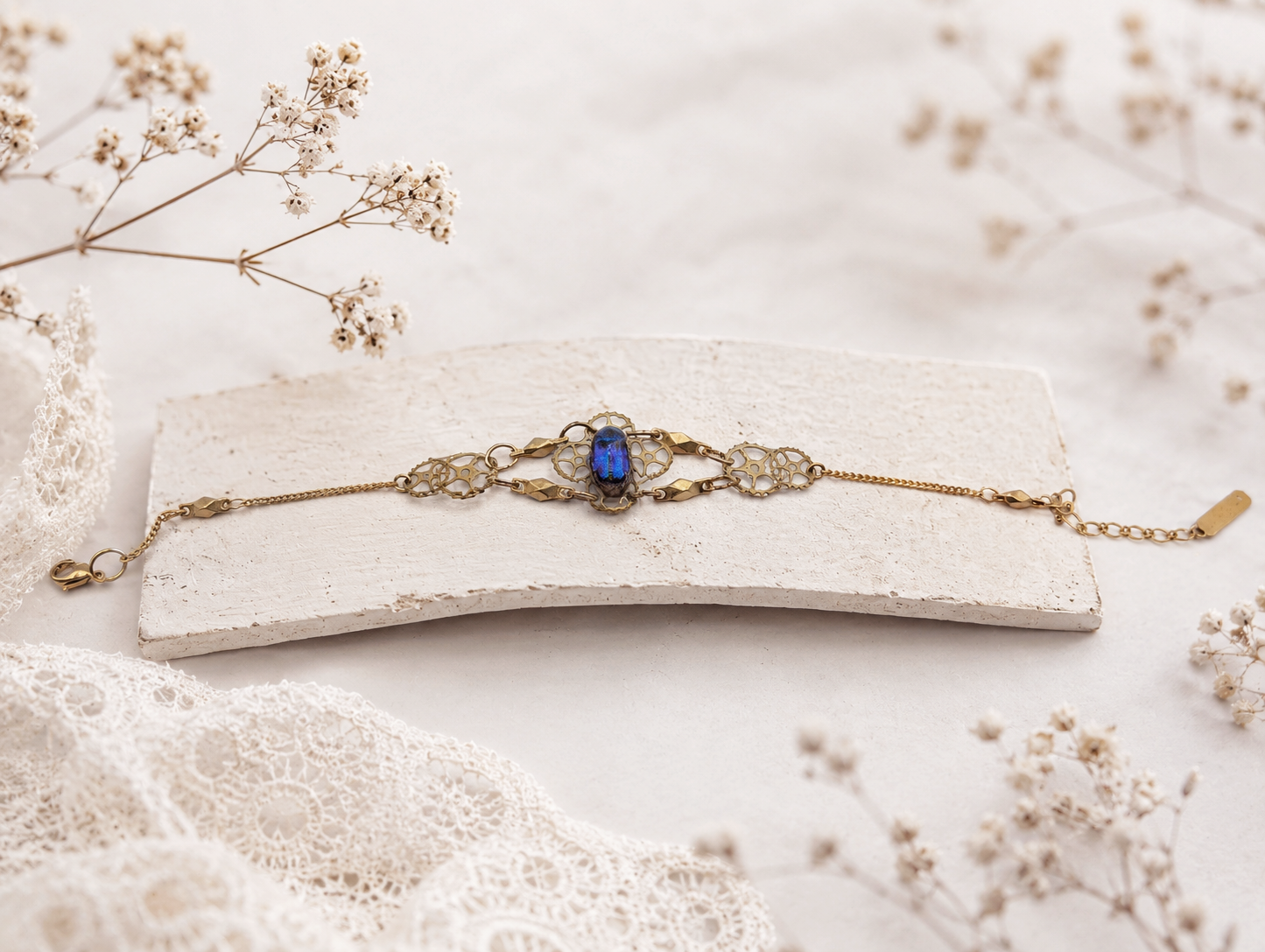 Détail bracelet Azur – scarabée bleu iridescent en résine | Victorian Rehab