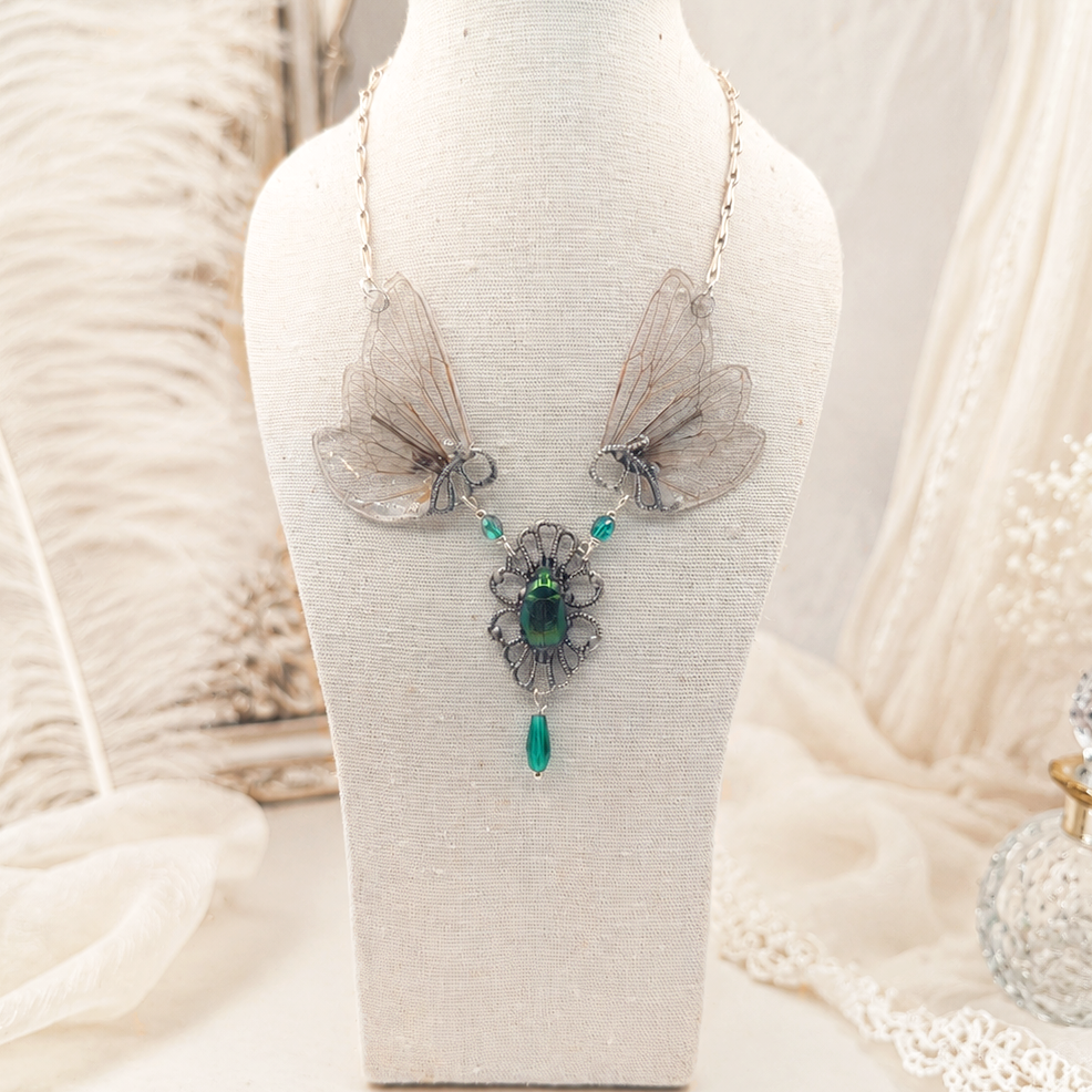 Collier Caelia – véritables ailes de cigale & scarabée sur estampe laiton | Victorian Rehab