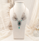 Collier Caelia – véritables ailes de cigale & scarabée sur estampe laiton | Victorian Rehab