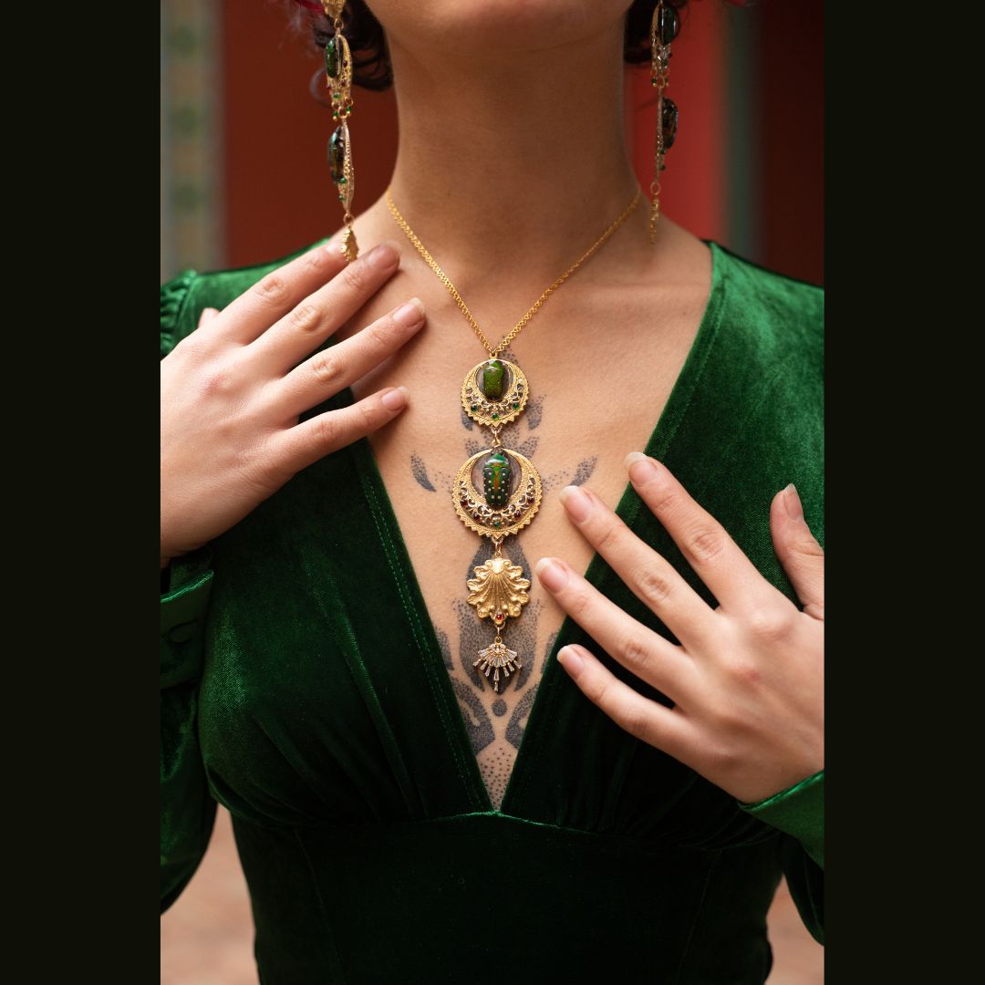 Collier Cantatrice – scarabée vert & strass doré, inspiré Château Laurens | Victorian Rehab