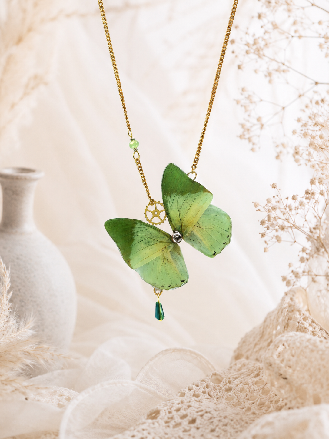 Détail collier Psyché Green Charaxes – aile papillon vert émeraude engrenage horlogerie Hérault