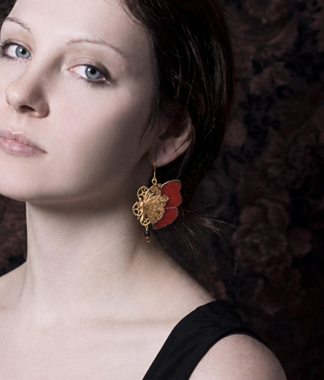 Boucles d'oreille Chrysalide Cymothoe Sangaris portées – papillon rouge bijou Art Nouveau Victorian Rehab