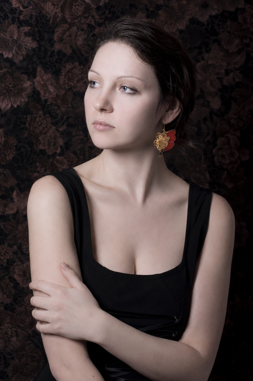 Boucles Chrysalide Sangaris rouge – mise en scène bijou fait main Victorian Rehab