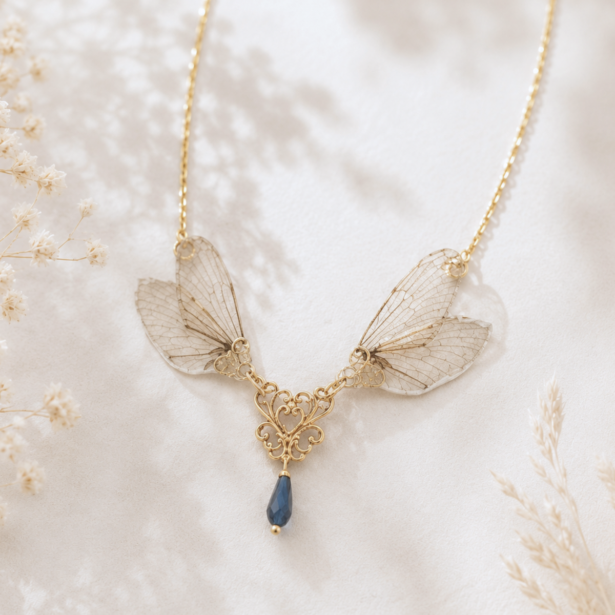 Collier ailes de cigale porté – bijou féérique cabinet de curiosité Victorian Rehab