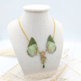 Collier fait main avec véritable aile stabilisée sous résine par Victorian Rehab