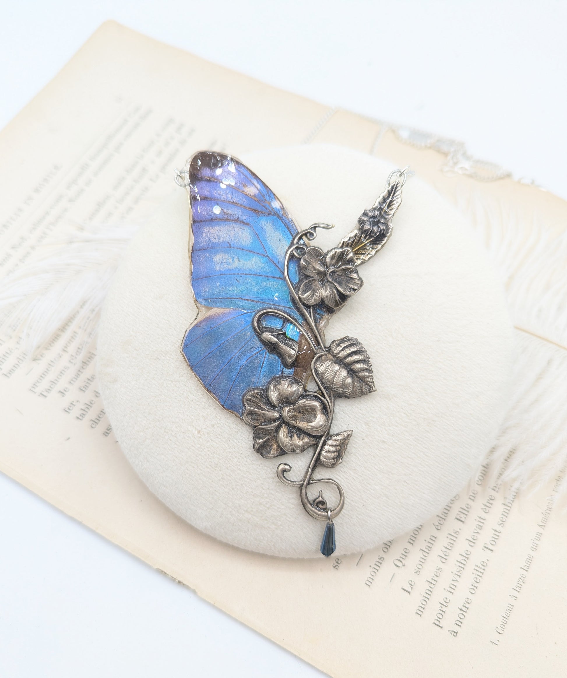 Détail collier Hortus Morpho – aile de papillon bleu électrique laiton doré, fait main Hérault