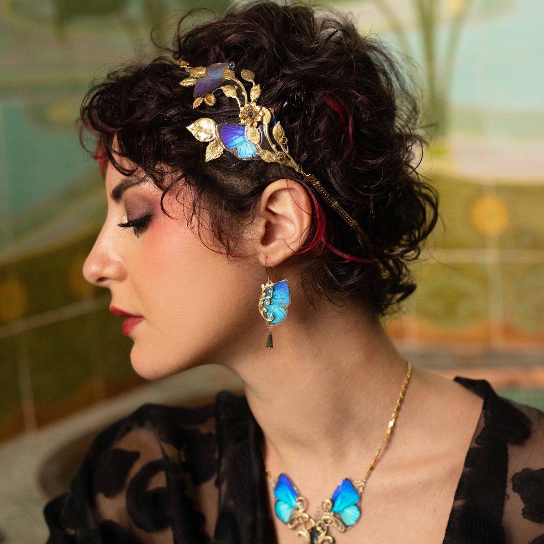 Détail collier Mucha – aile de papillon Arhopala bleu métallique laiton doré, fait main