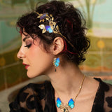 Détail collier Mucha – aile de papillon Arhopala bleu métallique laiton doré, fait main