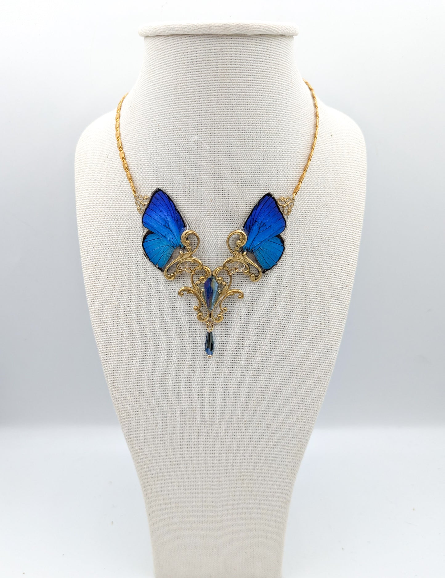 Collier Mucha papillon bleu métallique vue de face – Art Nouveau fait main France