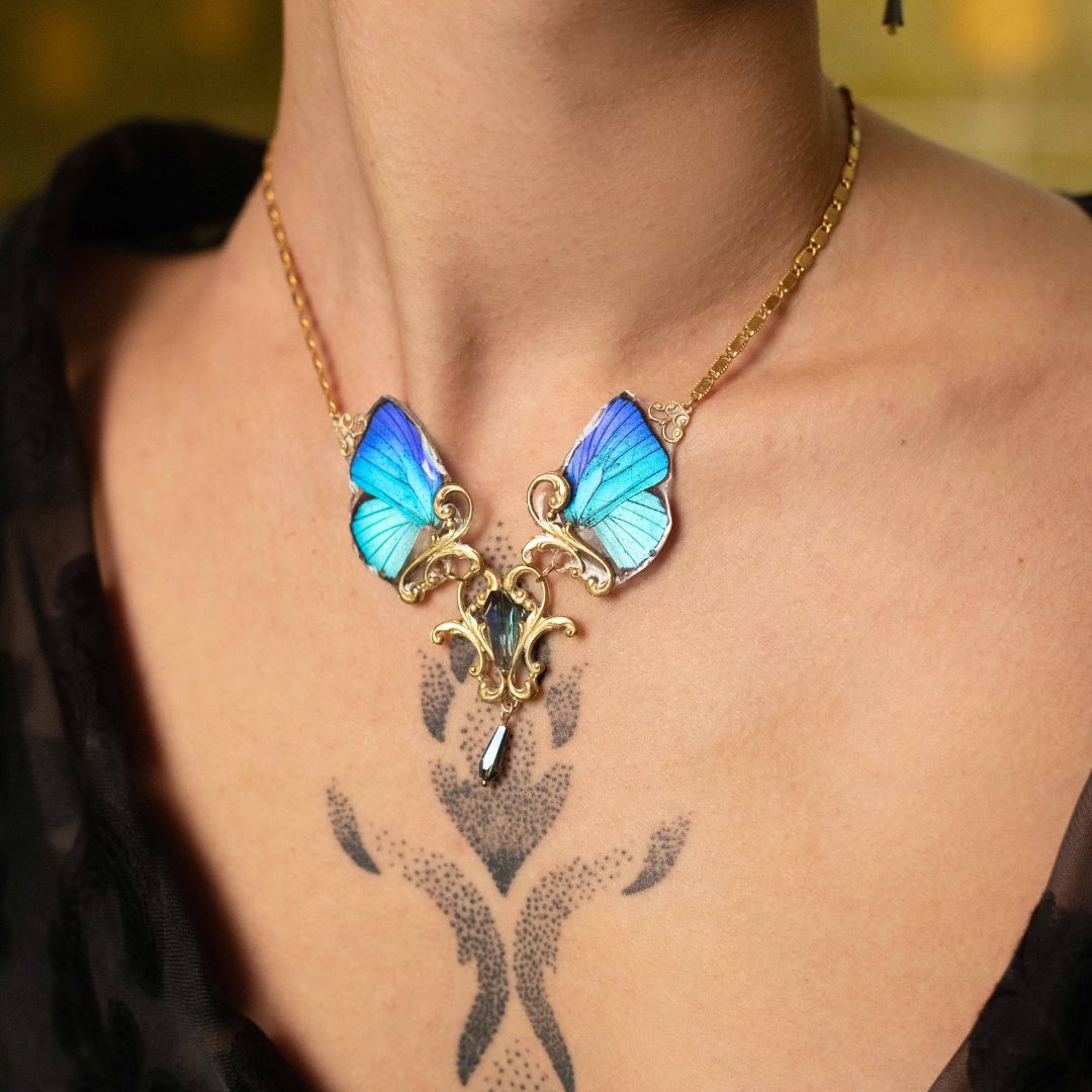Collier Mucha Arhopala bleu porté – bijou unique fait main Hérault Victorian Rehab