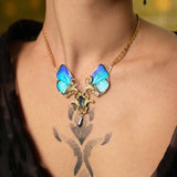 Collier Mucha Arhopala bleu porté – bijou unique fait main Hérault Victorian Rehab