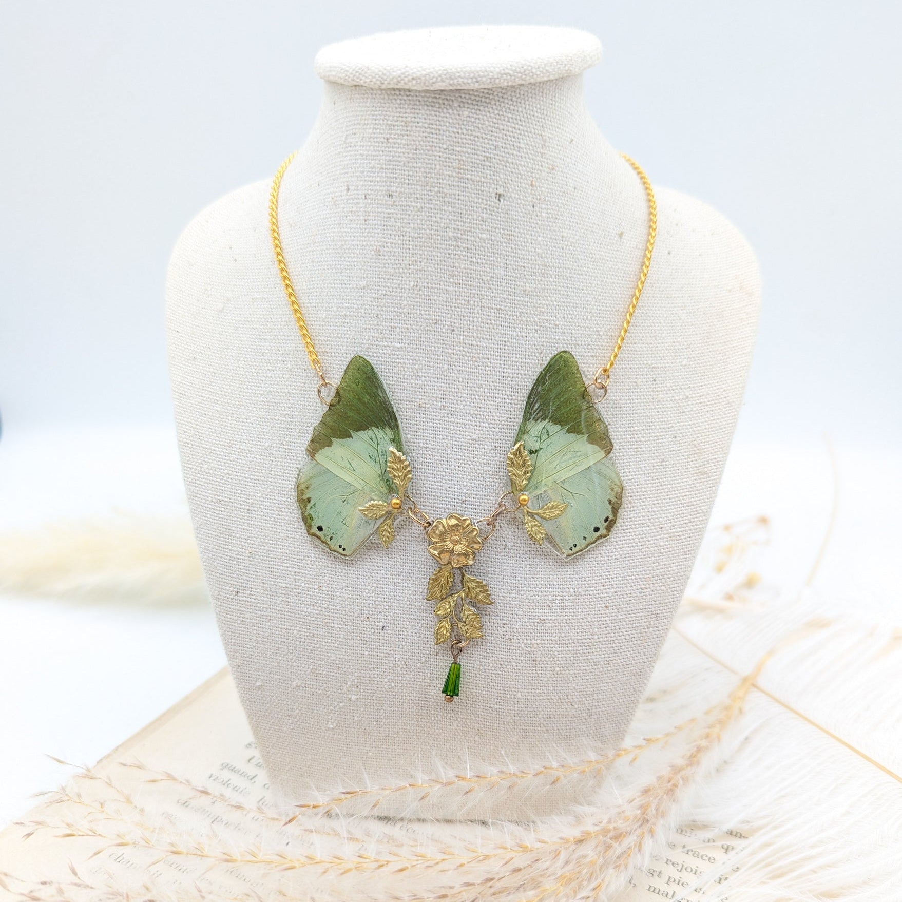 Collier Naturalia Green Charaxes – véritable aile de papillon vert Art Nouveau | Victorian Rehab